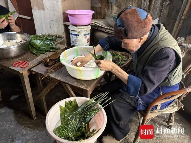 90岁“粽子爷爷”：方便年轻人吃口热乎早饭｜封面头条麻将胡了试玩网站免费5毛钱一个粽 16年不涨价 乐山(图4)