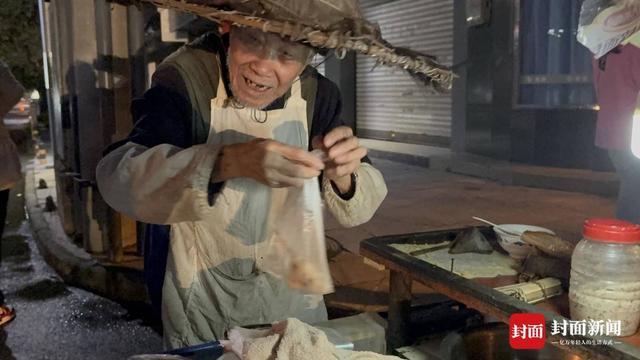 90岁“粽子爷爷”：方便年轻人吃口热乎早饭｜封面头条麻将胡了试玩网站免费5毛钱一个粽 16年不涨价 乐山(图2)