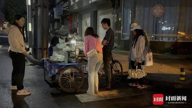 90岁“粽子爷爷”：方便年轻人吃口热乎早饭｜封面头条麻将胡了试玩网站免费5毛钱一个粽 16年不涨价 乐山(图7)