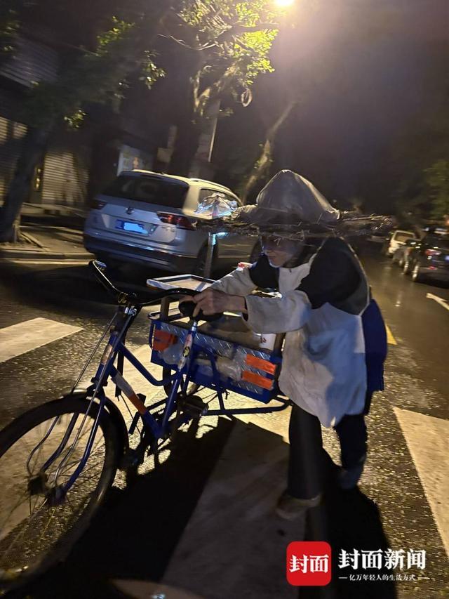90岁“粽子爷爷”：方便年轻人吃口热乎早饭｜封面头条麻将胡了试玩网站免费5毛钱一个粽 16年不涨价 乐山(图8)